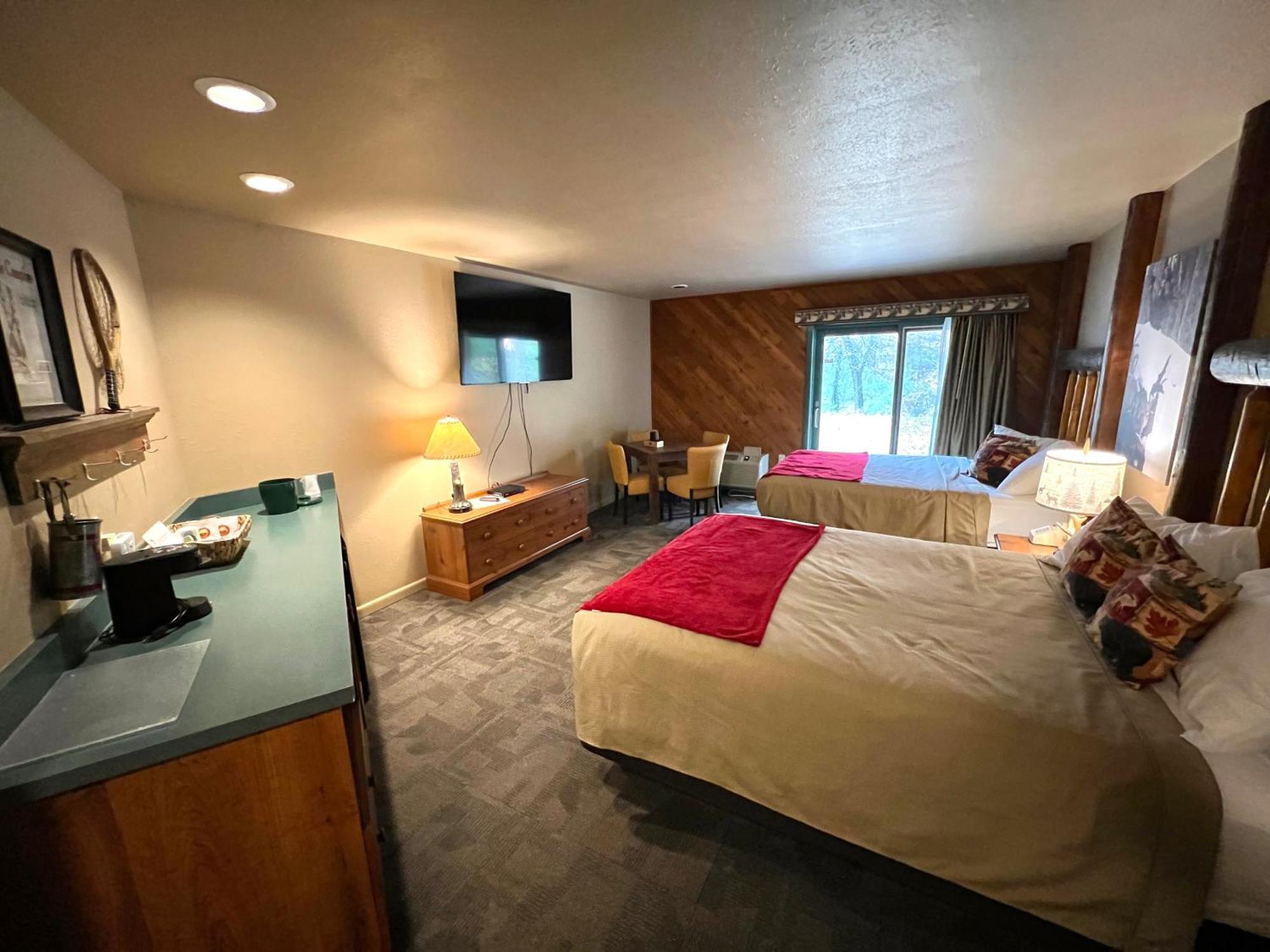 Whitetail Lodge Saint Germain エクステリア 写真